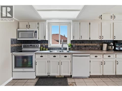 Photo 10 of 3140 Coventry Crescent, Glenrosa, West Kelowna