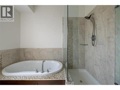Glass pane shower at 7261 Silver Ridge Drive, Foothills, Vernon