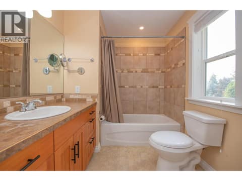 Master bath at 1808 Skyview Crescent, Lumby Valley