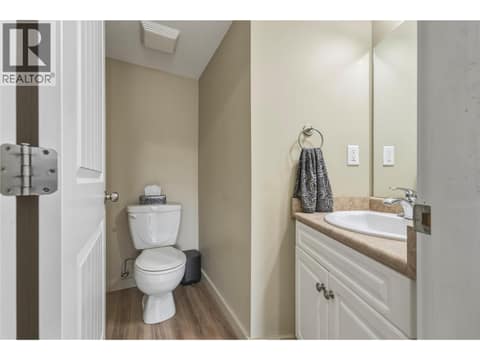 Photo 11 of 4407 20th Street Unit# 4, Harwood, Vernon