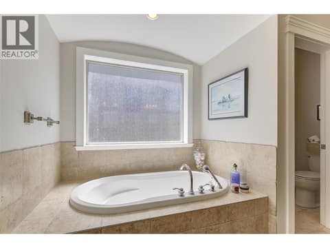 Soaker Bathtub at 2233 Quail Run Drive, University District, Kelowna