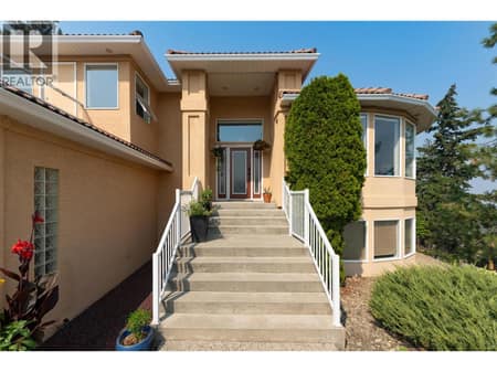Photo 2 of 2296 Lillooet Crescent, Dilworth Mountain, Kelowna
