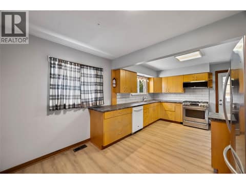 Photo 9 of 875 SURREY Avenue, North Kamloops