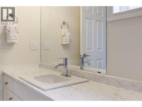 Updated main bathroom - 4 pc at 133 Wyndham Crescent Unit# 110, North Glenmore, Kelowna