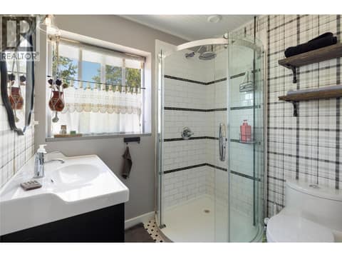 3 pce bath up at 1130 Thomas Hayes Road, Armstrong/ Spall., Spallumcheen