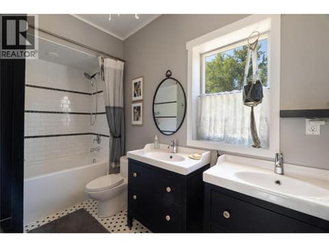 Main level bath 4pce at 1130 Thomas Hayes Road, Armstrong/ Spall., Spallumcheen