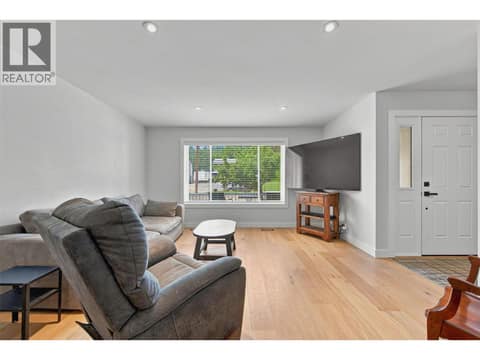 Photo 10 of 3173 Coventry Crescent, Glenrosa, West Kelowna
