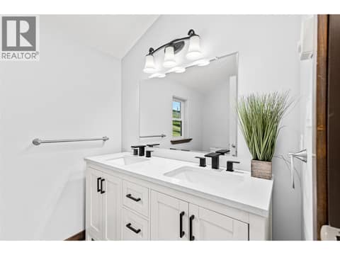 Bathroom #3 | Upper Level - 4 piece bathroom with dual vanities at 17936 Angus Road, Lake Country North West