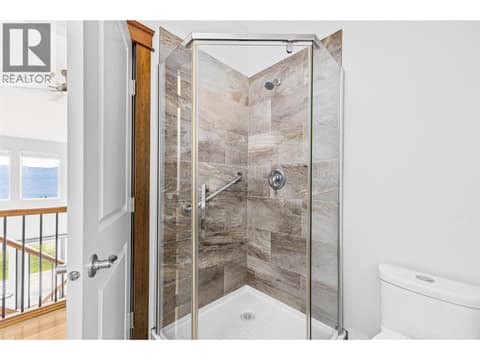 Bathroom #3 | Upper Level - 4 piece bathroom with dual vanities at 17936 Angus Road, Lake Country North West