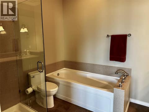 Main Bath at 880 Christina Place Unit# 21, Dilworth Mountain, Kelowna