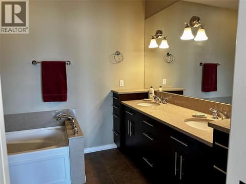 Main Bath at 880 Christina Place Unit# 21, Dilworth Mountain, Kelowna