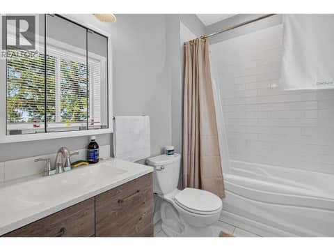 Main floor ensuite at 10818 Westshore Road, Okanagan North, Vernon