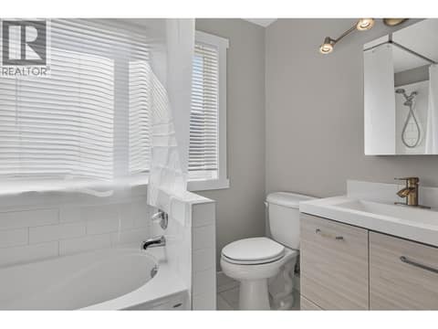 Upper level bathroom at 10818 Westshore Road, Okanagan North, Vernon