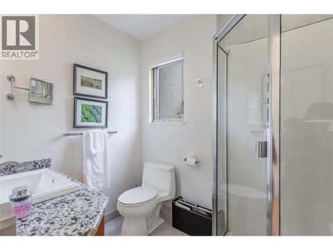 Full Bathroom at 5851 Lakeshore Road, Upper Mission, Kelowna