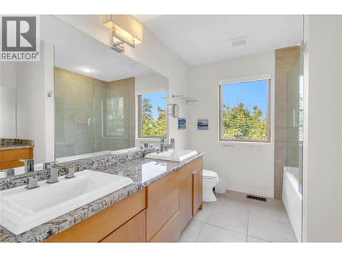 Full Bathroom at 5851 Lakeshore Road, Upper Mission, Kelowna