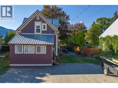 Lots of parking at 408 & 410 Mackenzie Avenue, Revelstoke