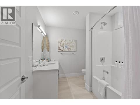 2nd downstairs bedroom ensuite at 980 Ledgeview Court, Upper Mission, Kelowna