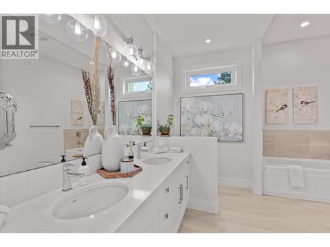 Main floor ensuite at 980 Ledgeview Court, Upper Mission, Kelowna