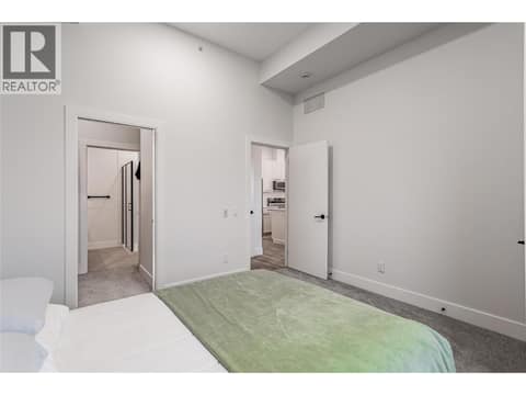 Primary bedroom, with walk-in closet and ensuite bathroom at 1220 Pacific Avenue Unit# 507, Springfield/Spall, Kelowna