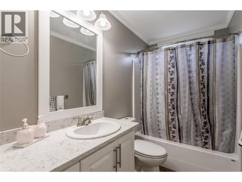 Full bathroom at 1835 Nancee Way Court Unit# 48, West Kelowna Estates