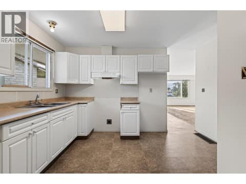 Photo 8 of 1037 Dundas Street, North Kamloops
