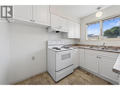 Photo 6 of 2640 Argyle Avenue, Brocklehurst, Kamloops