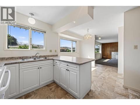 Photo 7 of 2640 Argyle Avenue, Brocklehurst, Kamloops