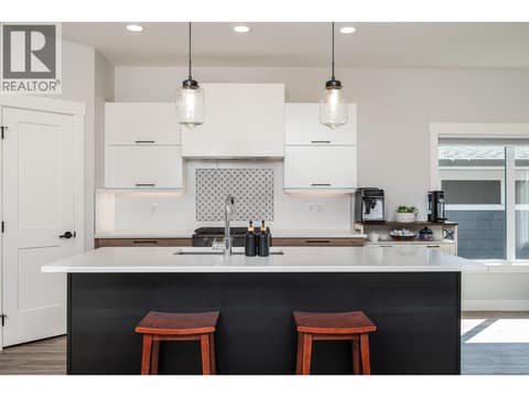 Photo 4 of 5112 Turtle Pond Court, Bella Vista, Vernon