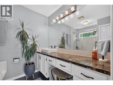 Upper Level full Ensuite at 1863 Horizon Drive, West Kelowna Estates