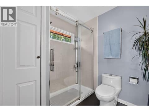 Upper Level full Ensuite at 1863 Horizon Drive, West Kelowna Estates