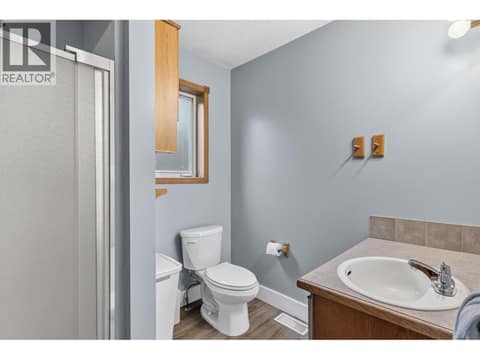 Bathroom - Middle/basement suite at 1108 Menu Road, Lakeview Heights, West Kelowna