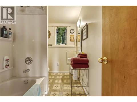 Carriage home - full 4 piece bathroom at 3304 Sidney Crescent, Armstrong/ Spall., Spallumcheen