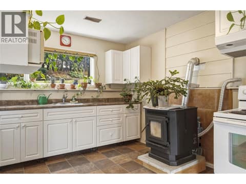 Suite in main home - Kitchen at 3304 Sidney Crescent, Armstrong/ Spall., Spallumcheen