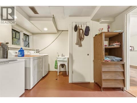 Suite in main home - Shared laundry with upstairs at 3304 Sidney Crescent, Armstrong/ Spall., Spallumcheen