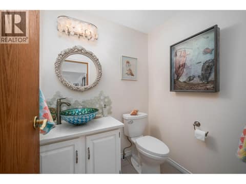 Main Bath at 771 Cassiar Court, Dilworth Mountain, Kelowna