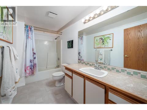 Main Bath Upstairs at 771 Cassiar Court, Dilworth Mountain, Kelowna