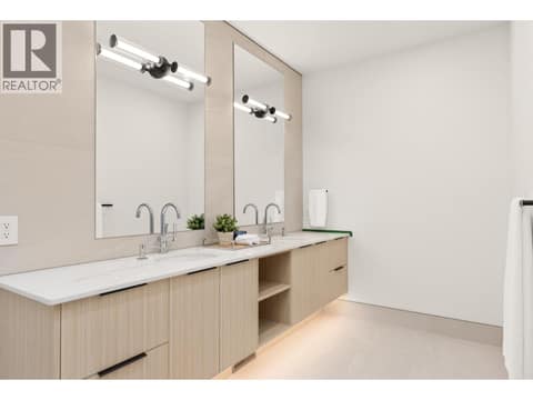 5-piece ensuite bathroom at 4983 Bucktail Lane, Upper Mission, Kelowna