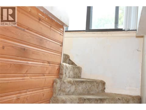 Suite entry at 147 Oak Road, North Kamloops