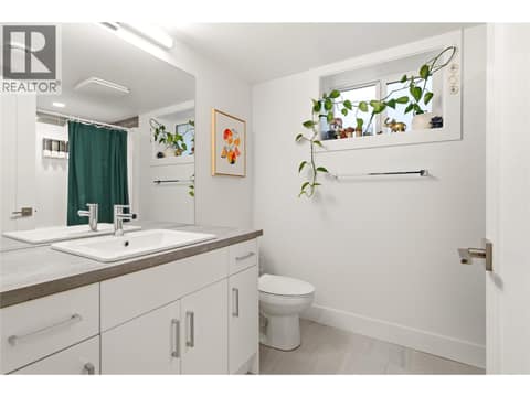 Legal suite- 4 piece bathroom at 1215 Ponds Avenue, Upper Mission, Kelowna