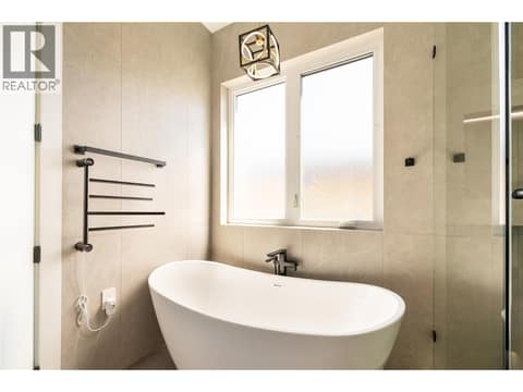 Heated Towel Holder by tub at 979 Loseth Drive, Black Mountain, Kelowna