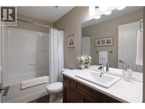 Main 4 piece bathroom at 2100 55 Avenue Unit# 56, Harwood, Vernon