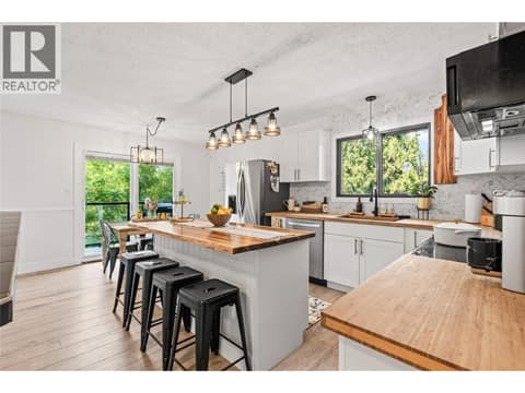 Photo 11 of 3925 Highland Park Crescent, Armstrong/ Spall.