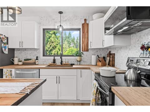 Photo 12 of 3925 Highland Park Crescent, Armstrong/ Spall.