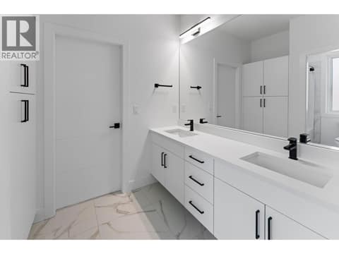 Jack and jill bathroom at 2871 Copper Ridge Drive, Smith Creek, West Kelowna