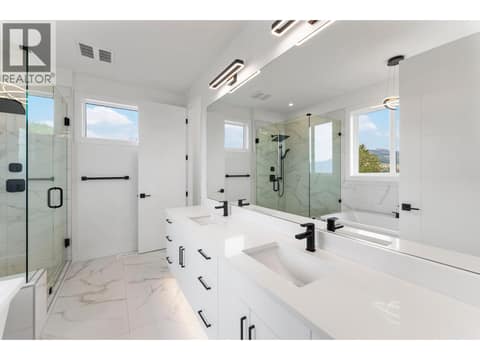 Primary en-suite at 2871 Copper Ridge Drive, Smith Creek, West Kelowna