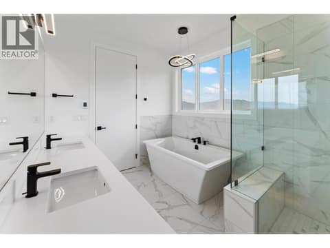 Primary en-suite at 2871 Copper Ridge Drive, Smith Creek, West Kelowna
