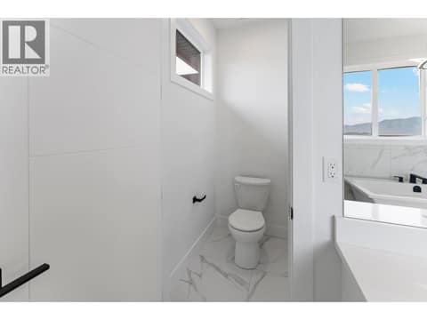 Primary en-suite at 2871 Copper Ridge Drive, Smith Creek, West Kelowna