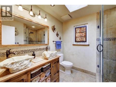 Main floor - 4 pc bathroom at 391 Braeloch Road, Upper Mission, Kelowna