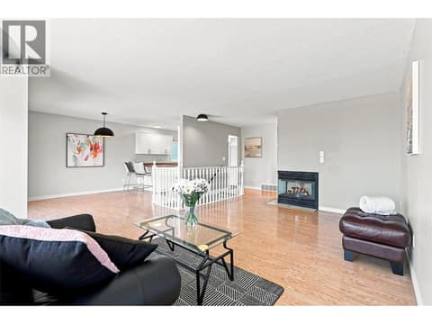 Photo 3 of 913 GREYSTONE Crescent, Aberdeen, Kamloops