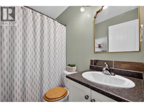 Secondary bedroom ensuite at 10375 Westshore Road, Okanagan North, Vernon